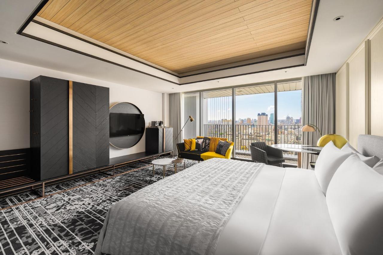 Le Meridien Taichung Exteriör bild A guest room at the Westin Nanjing