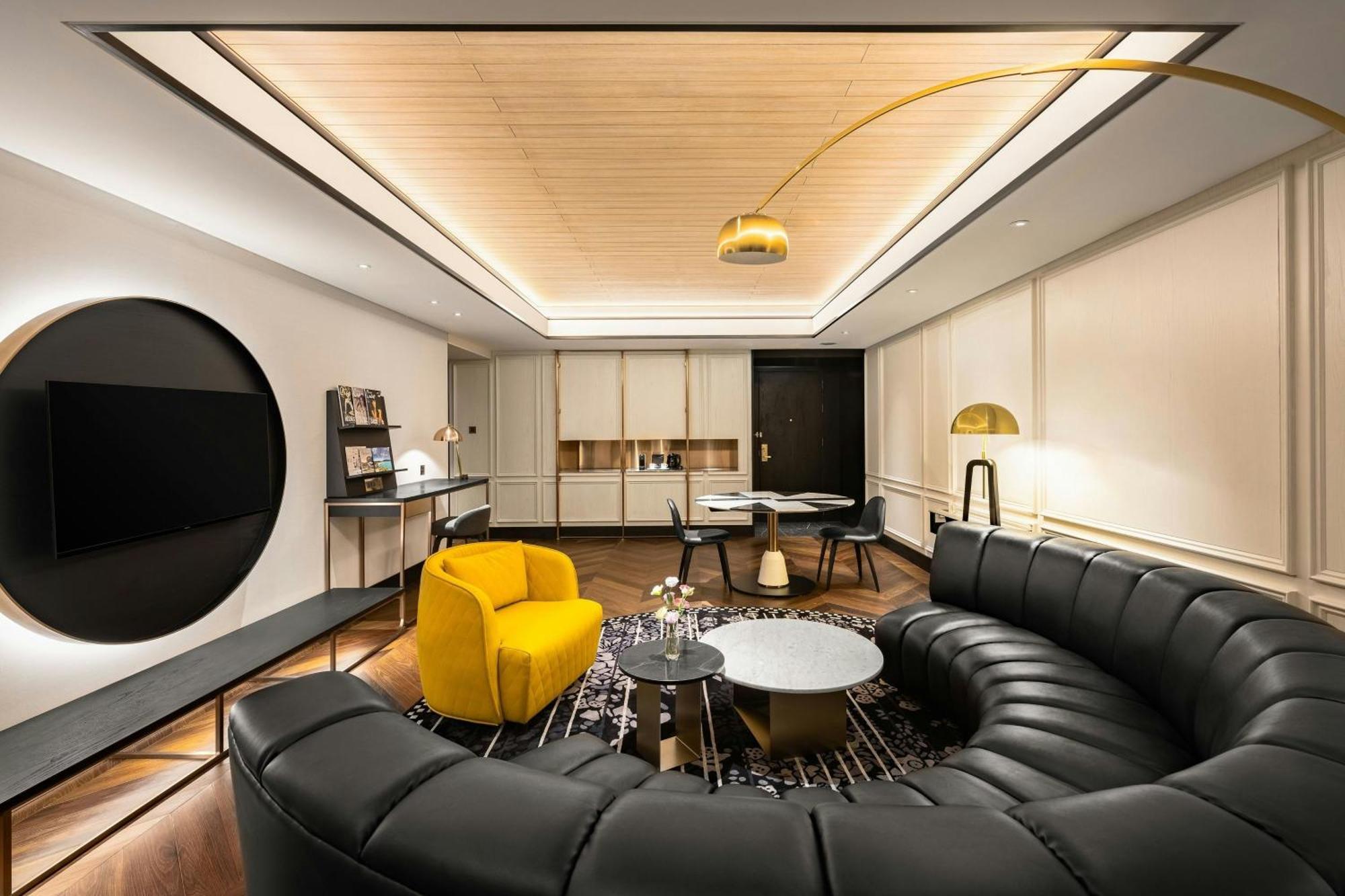 Le Meridien Taichung Exteriör bild The interior of the 2018-built lounge