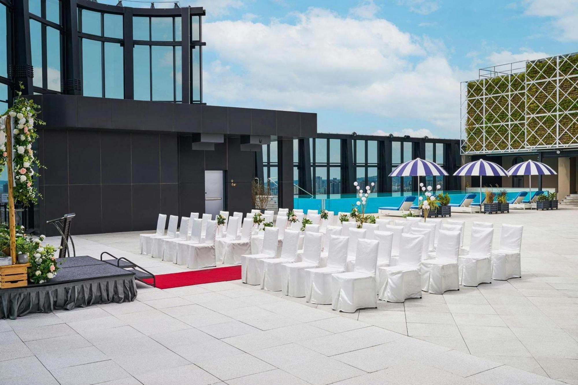 Le Meridien Taichung Exteriör bild The rooftop pool at the hotel