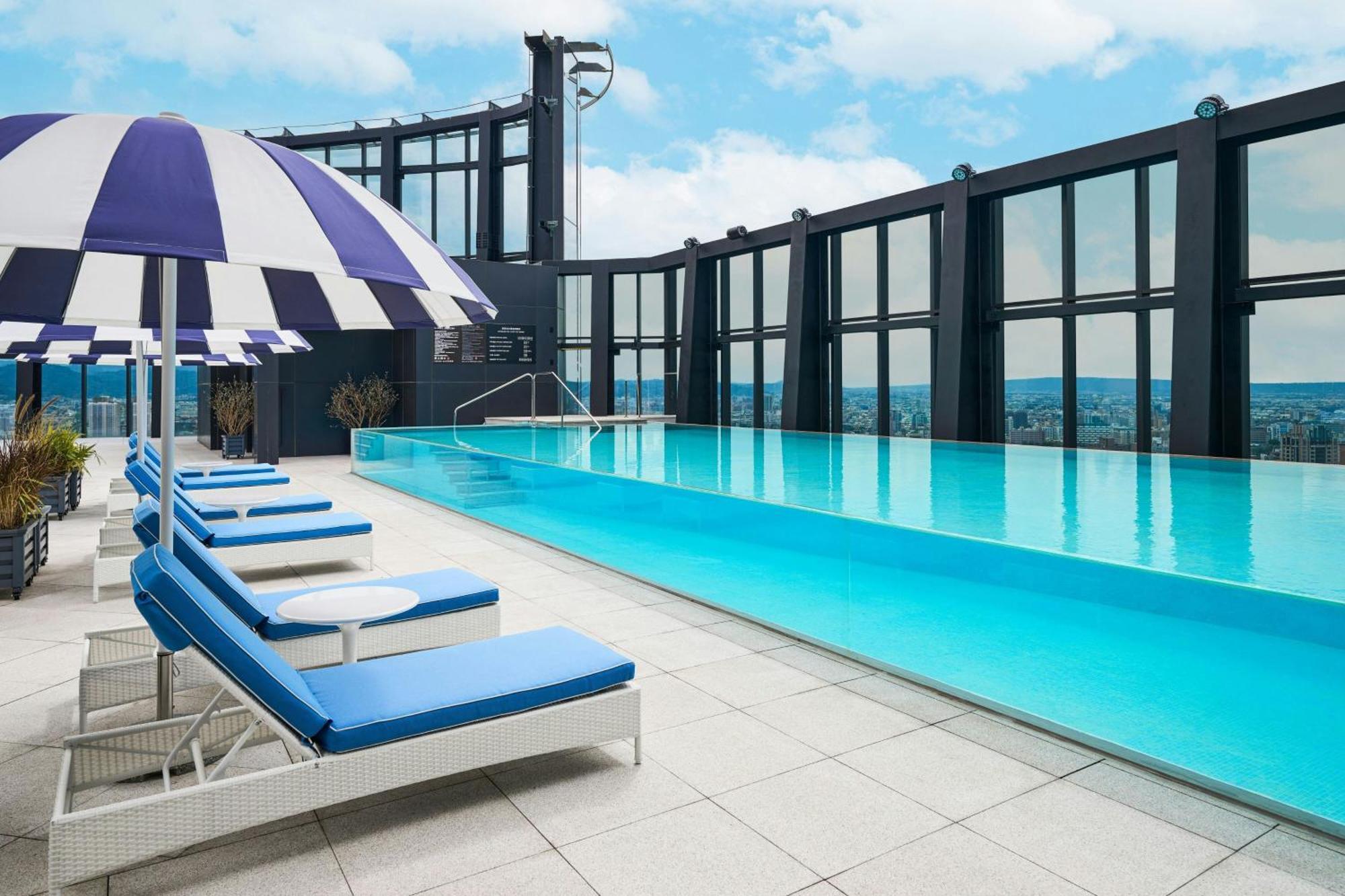 Le Meridien Taichung Exteriör bild The rooftop pool at The Westin