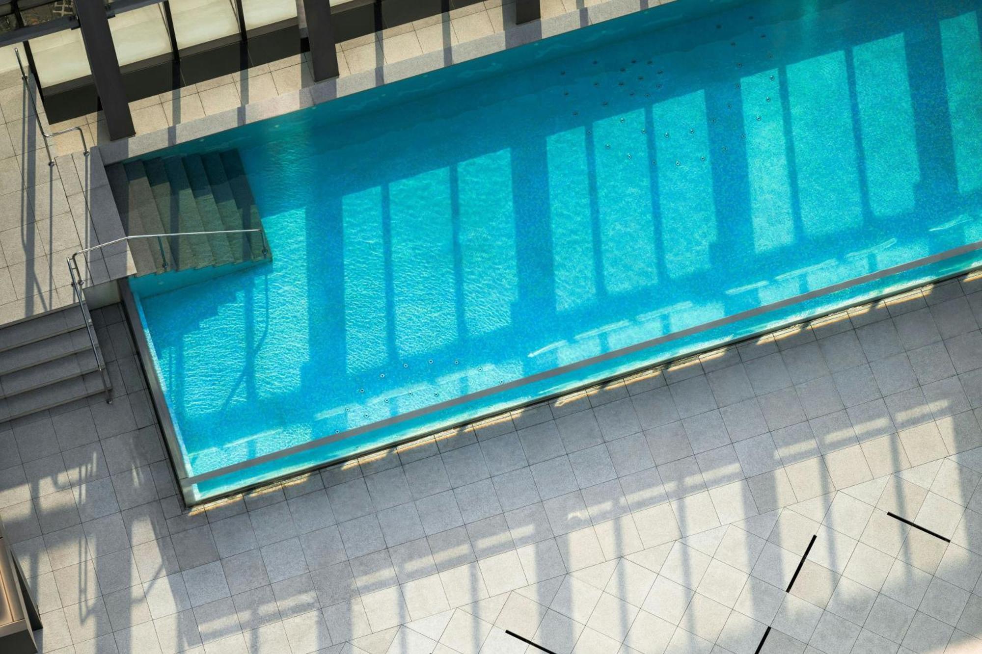 Le Meridien Taichung Exteriör bild The pool at the top of the hotel