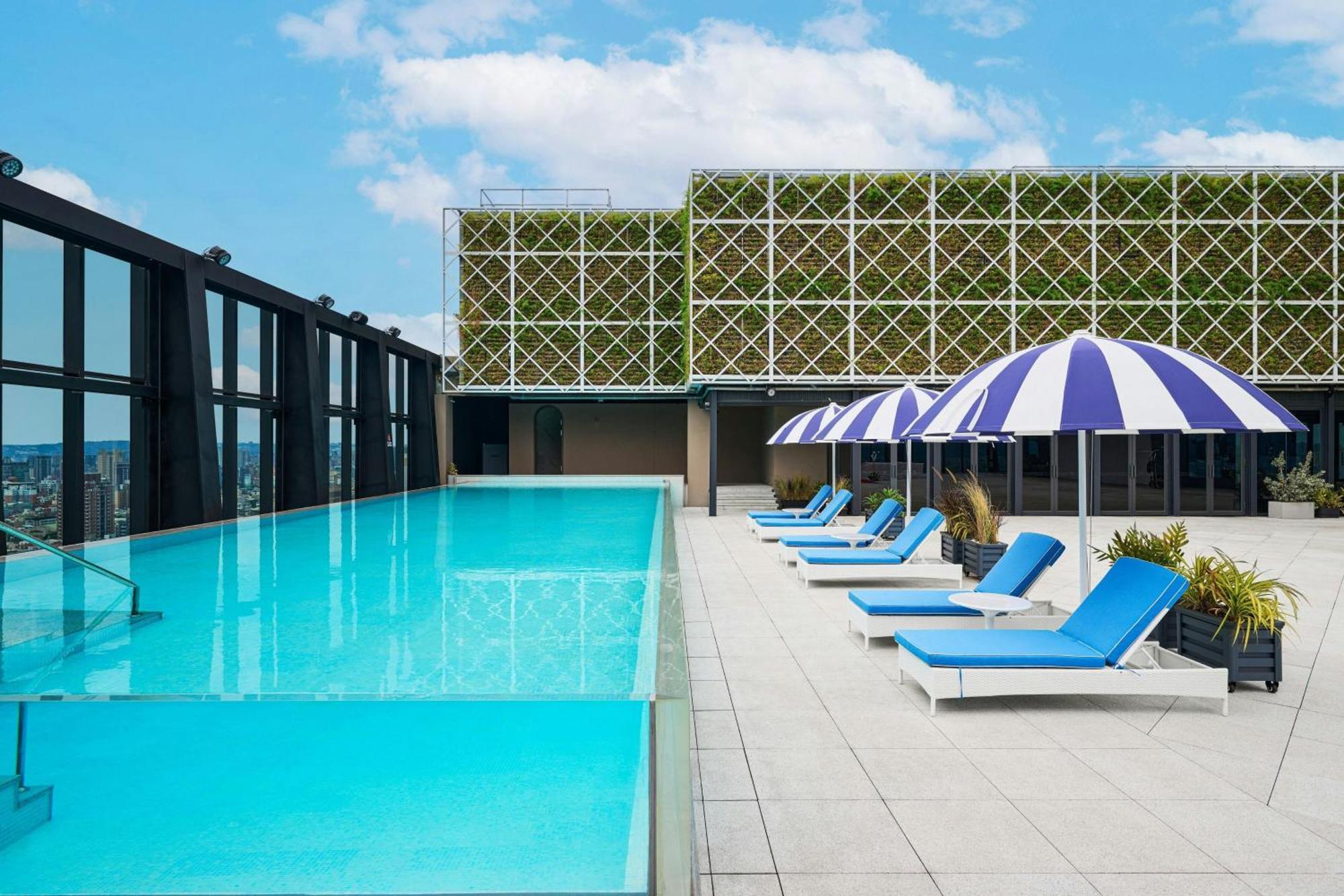 Le Meridien Taichung Exteriör bild Rooftop pool at The Standard East Village