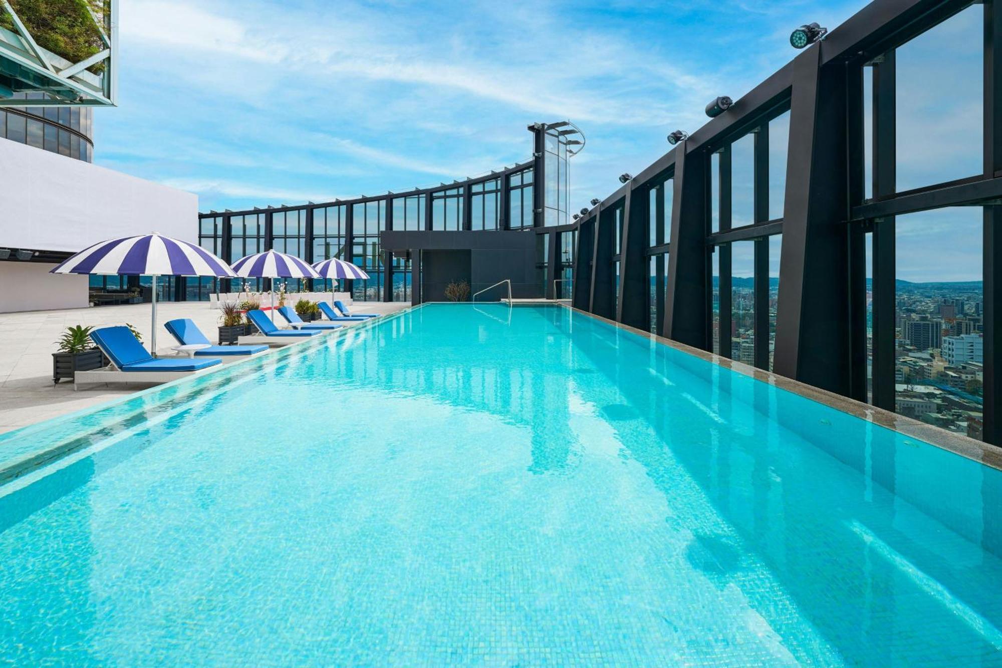 Le Meridien Taichung Exteriör bild The rooftop pool at the hotel