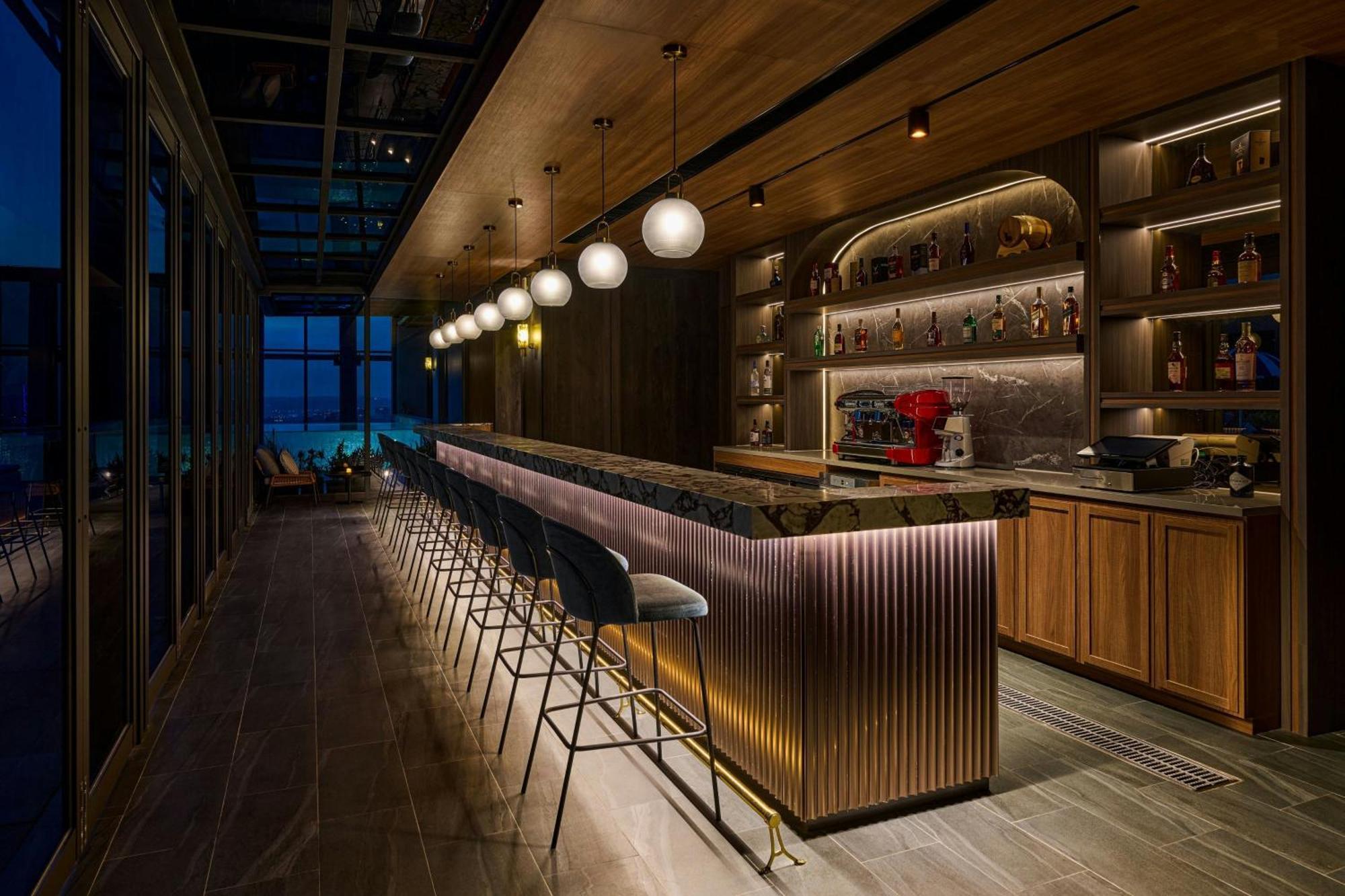 Le Meridien Taichung Exteriör bild The bar at the 360° Sky Lounge