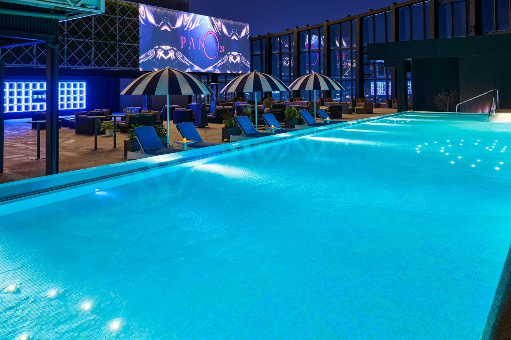 Le Meridien Taichung Exteriör bild The rooftop pool at the hotel